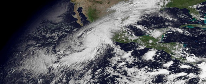 Copertina di Messico, l’uragano Patricia tocca terra e perde potenza. Pochi danni ma “è ancora pericoloso”