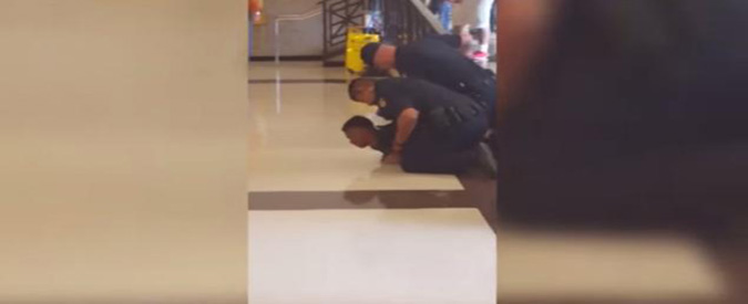Copertina di Texas, il poliziotto contro il 14enne: lo afferra per la gola prima di scaraventarlo a terra