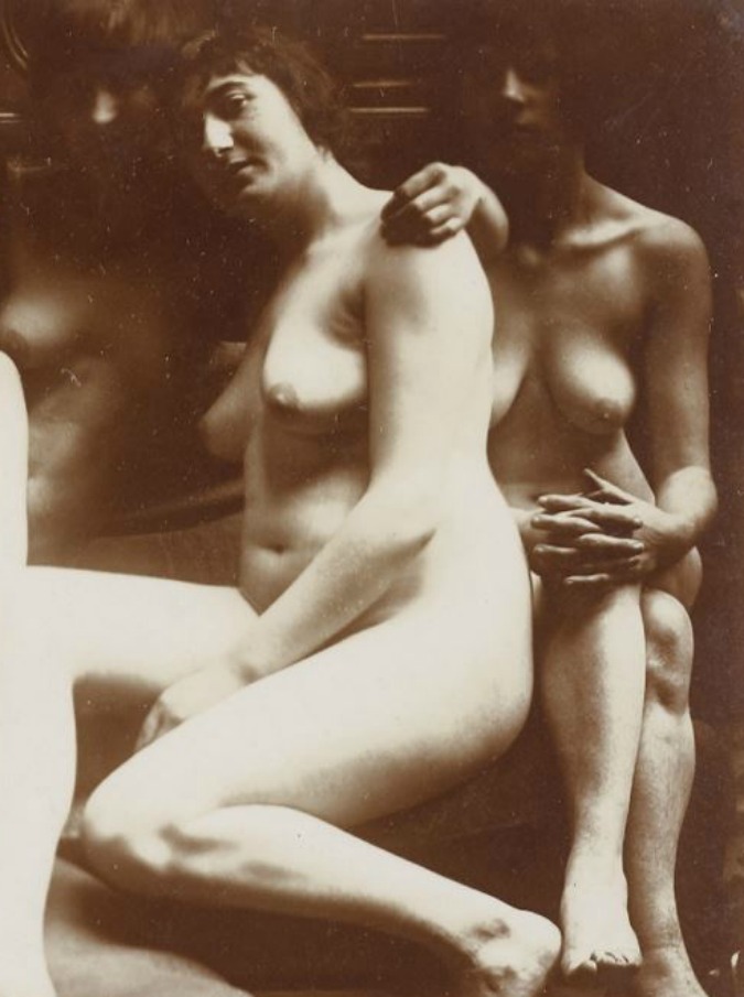 Prostituzione, “splendore e miseria” delle ‘putaines’ parigine in mostra. Tra dipinti di grandi artisti, preservativi di inizio ‘900 e giochi erotici (FOTO)