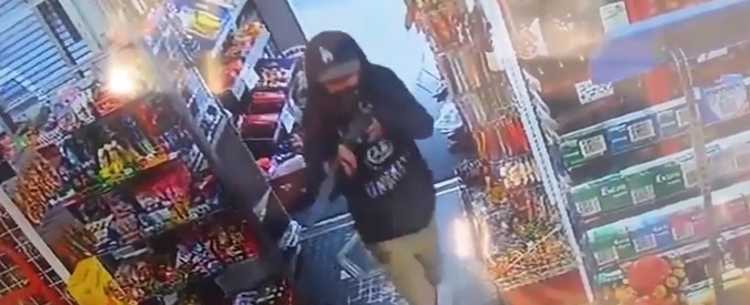Copertina di Dodicenne spiana il fucile per una rapina: la proprietaria lo mette in fuga a suon di mazzate