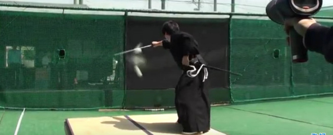 Copertina di La spada più veloce d’oriente: samurai taglia in due la pallina sparata a 161 km/h