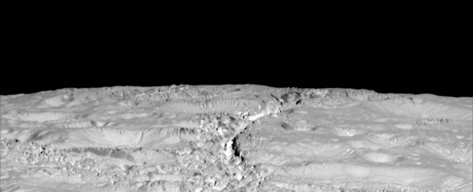 Copertina di Encelado, deserto ghiacciato ricco di crateri e canyon sulla luna di Saturno che nasconde un oceano d’acqua (FOTO)