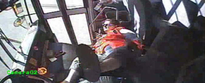 Copertina di Usa, scuolabus contro due auto: la telecamera interna svela la causa dell’incidente