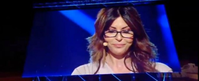 Copertina di Servizio Pubblico, Sabrina Ferilli: “C’è chi di sinistra ci diventa, io ci sono nata”