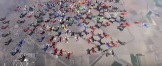 Copertina di California, nuovo record mondiale di skydiving: catena umana formata da 202 paracadutisti