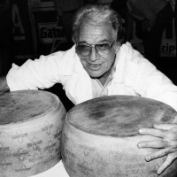 Anni ’80 – L’attore Ugo Tognazzi abbraccia due forme di formaggio grana del Trentino