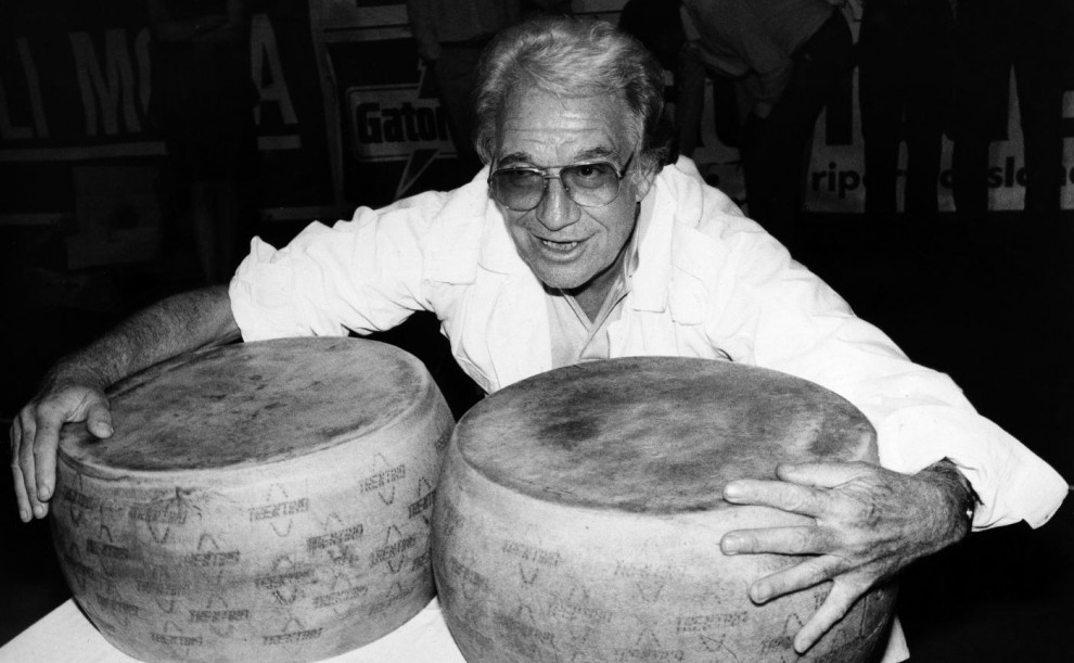 Anni ’80 – L’attore Ugo Tognazzi abbraccia due forme di formaggio grana del Trentino