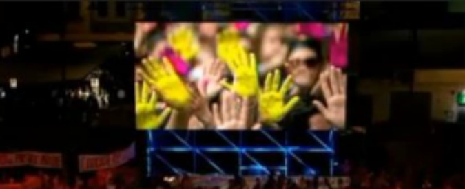 Copertina di Servizio Pubblico, l’insegnante Cocchi: “Renzi, hai provato a dividerci, ma non ci sei riuscito”