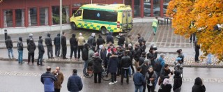 Copertina di Svezia, entra in una scuola mascherato e uccide due persone con una spada. La polizia gli spara, muore in ospedale