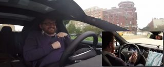 Copertina di “Guarda mamma, guido senza mani”: ecco il (quasi) pilota automatico dell’auto elettrica