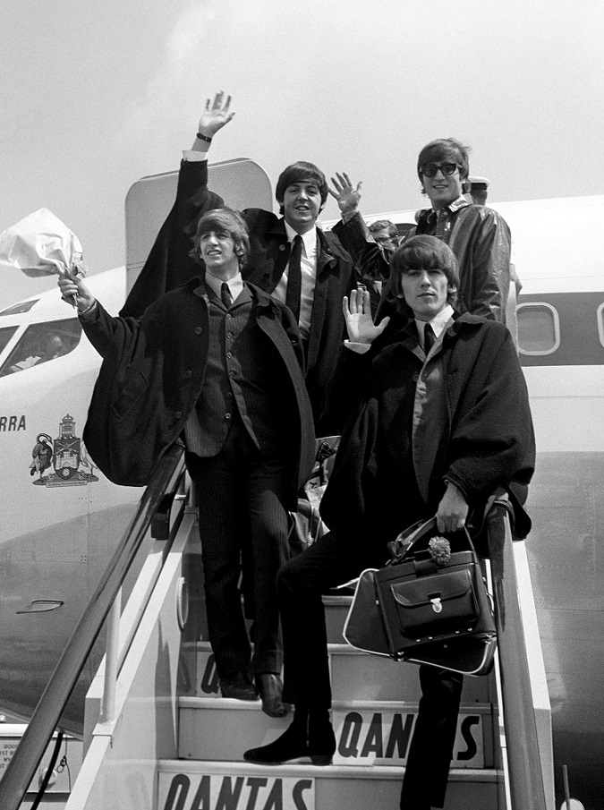 Copertina di John Lennon, il genio dei Beatles avrebbe compiuto 75 anni: festa a Liverpool e torta sulla Walk of Fame (FOTO)