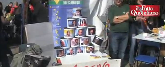 Copertina di M5S, a Imola il tiro al bersaglio con le facce dei politici. “Esagerato? Loro fanno peggio”