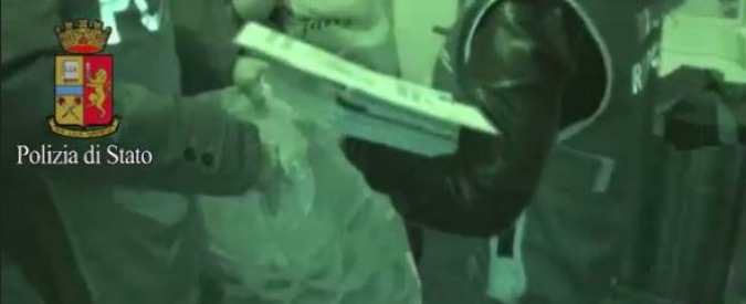 Copertina di Traffico rifiuti, rivendevano in Africa abiti donati. Al vertice boss della camorra