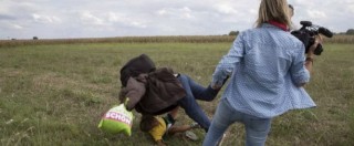 Copertina di Ungheria, reporter calciava profughi: ora fa causa a uno di loro e a Facebook
