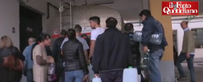 Copertina di Messina, gente ancora in coda con le bottiglie: “L’acqua? Situazione tragica e ci prendono in giro”