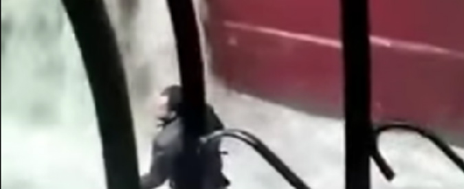 Copertina di Giordania, famiglia rischia di annegare in casa: l’incredibile salvataggio di un eroe