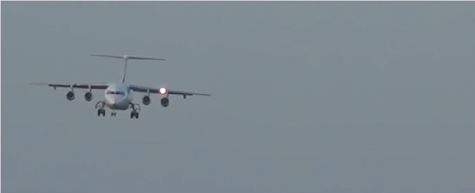 Copertina di Irlanda, il tentativo di atterraggio è da brividi: l’aereo viene spostato dal vento