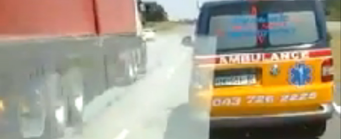 Copertina di Sudafrica, ambulanze si comportano da sciacalli: folle corsa per accaparrarsi i feriti di un incidente