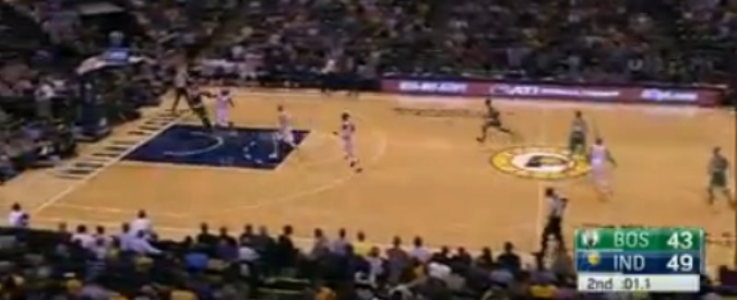 Copertina di Basket, canestro memorabile: è il più lungo mai realizzato. Ma non è valido e viene annullato