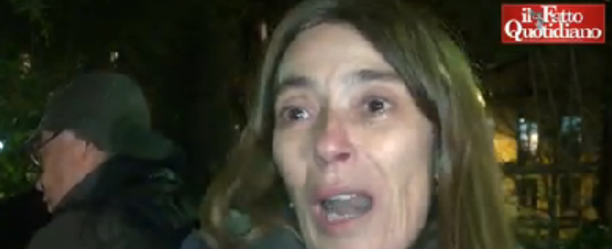 Copertina di In centinaia davanti al Bataclan: “Abbiamo paura ma se torneranno noi saremo qui”