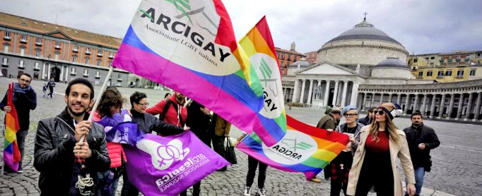 Gay, polemica su sentenza che riconosce adozione. Radicali: “Diritto, ora la legge”. Salvini: “Magistratura fa politica”