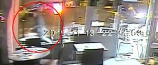 Parigi, attacco al bistrot nel video del Daily Mail: “Salah spara a una donna ma l’arma si inceppa”