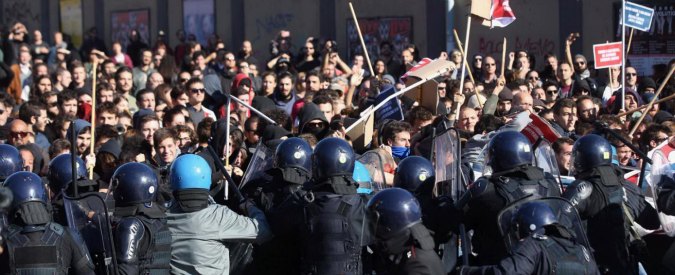 Copertina di Bologna, cortei contro manifestazione della Lega: cariche della polizia. Sabotata l’Alta Velocità (FOTO)