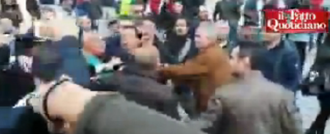 Copertina di Bologna, Buonanno insultato da anti-Lega: portato via di forza dalla Polizia