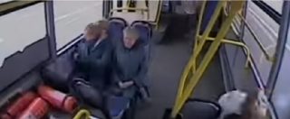 Copertina di Mosca, autista del bus si addormenta e si schianta contro un palo: sette persone ferite