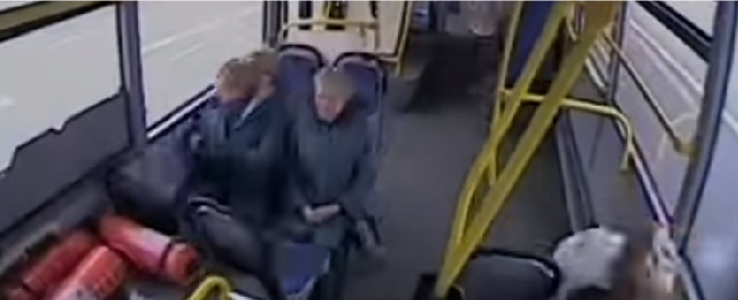 Copertina di Mosca, autista del bus si addormenta e si schianta contro un palo: sette persone ferite