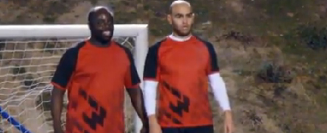 Copertina di Calcio, fa impazzire tutti in campo: poi si spoglia e lascia di sasso i giocatori