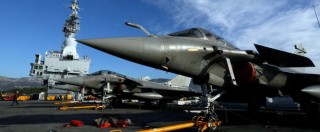 Attentati Parigi, Francia bombarda Isis in Siria e Iraq con caccia partiti dalla portaerei Charles de Gaulle: “Colpiti 2 obiettivi”
