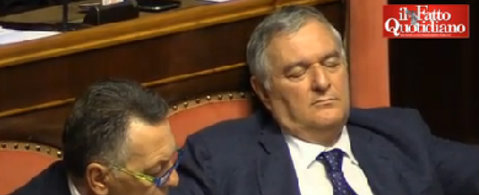 Copertina di Stabilità, il ‘verdiniano’ D’Anna dorme in Aula nel giorno della fiducia