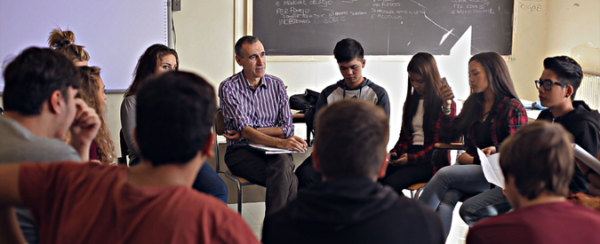 Copertina di Scuola, metodo flipped: la lezione capovolta. Il professore: “Così abbiamo vinto le olimpiadi di chimica”