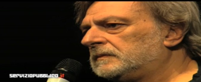 Copertina di Servizio Pubblico, tangenti Lombardia. La proposta di Gino Strada: “Aboliamo il profitto dalla sanità”