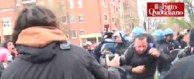 Copertina di Salvini a Bologna, scontri tra collettivi e polizia: un arresto