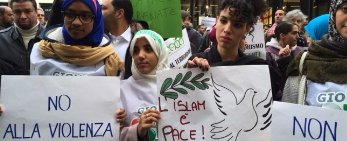 Copertina di Comunità islamica in piazza a Milano: “A mio figlio dico che i musulmani non sono terroristi”