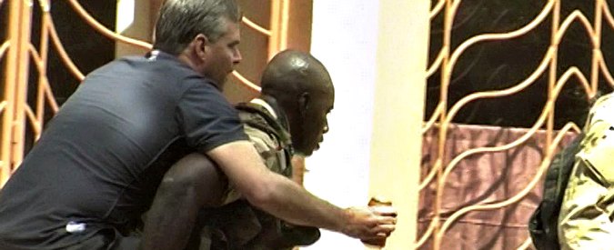 Copertina di Mali, attacco jihadista al Radisson di Bamako: “21 morti tra cui due terroristi”. Ministro: “Liberati gli ostaggi”