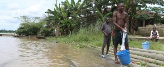 Copertina di Nigeria, report di Amnesty International: “Acqua e campi inquinati dal petrolio. Shell ha mentito sulle bonifiche”