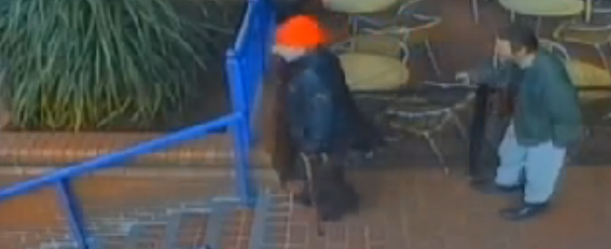 Copertina di Inghilterra, picchia un disabile e lo getta dalle scale: il video che inchioda il delinquente