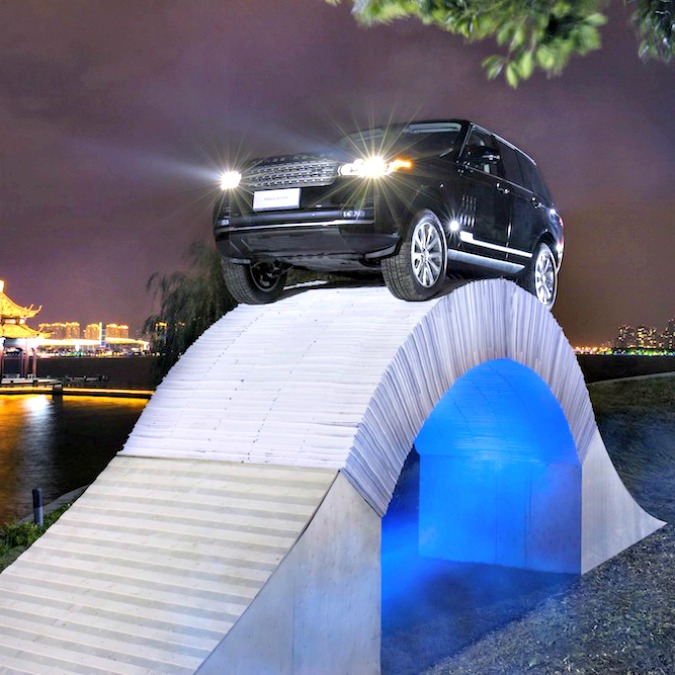 Copertina di Land Rover Range Rover, attraversa un ponte di sola carta per i 45 anni – FOTO e VIDEO