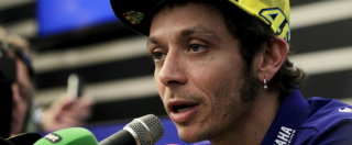 Copertina di Valentino Rossi, Bwin rimborsa chi aveva puntato sulla sua vittoria: “Mondiale falsato da Marquez”