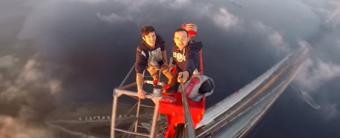 Copertina di Istanbul, scalano un ponte a 350 metri d’altezza. E poi si fanno un selfie d’alta quota panoramico