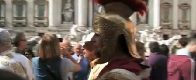 Copertina di Servizio Pubblico, Roma fra Grande Bellezza e Grande Bruttezza: il reportage di Stefano Maria Bianchi
