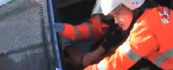 Copertina di Bologna, ferito un funzionario di polizia: il video dei soccorsi