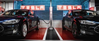 Copertina di Tesla, la colonnina non è un parcheggio. Per i clienti scatta la “tassa di inattività”
