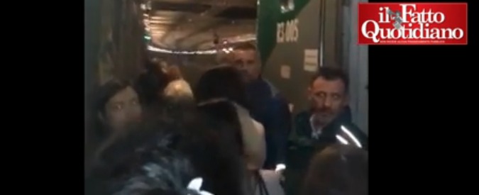 Copertina di Milano, i pendolari Trenord a piedi in galleria dopo il blocco del treno