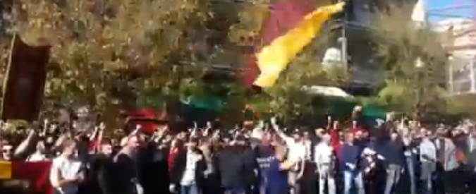 Copertina di Derby, centinaia di ultras sotto hotel della Roma: “Forza giallorossi”. E contestano Pallotta