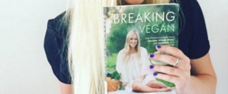 Copertina di Jordan Younger, la bionda (ex) vegan più famosa del web: “Essere vegana mi stava uccidendo. Ora mangio senza restrizioni”