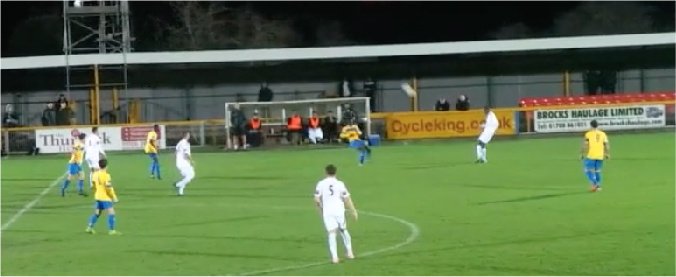 Copertina di Calcio, il difensore: “La rilancio io”. Ma il vento è micidiale e provoca un autogol pazzesco